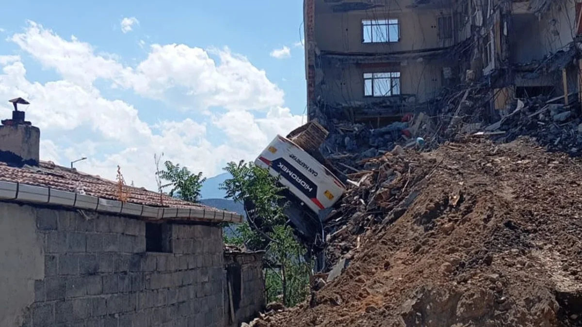Bina Yıkan Ekskavatör Devrildi