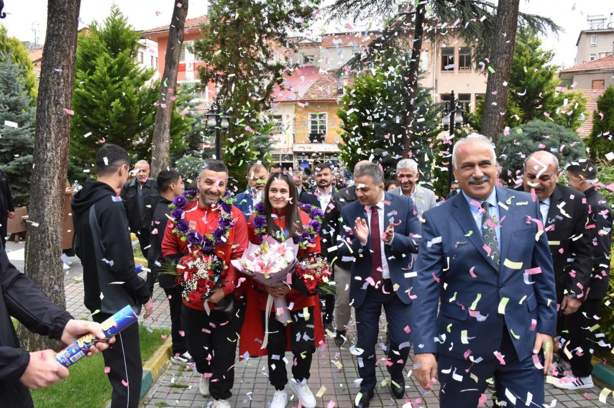 Avrupa Şampiyonu Özdenur Özmez'e İskilip'te Coşkulu Karşılama