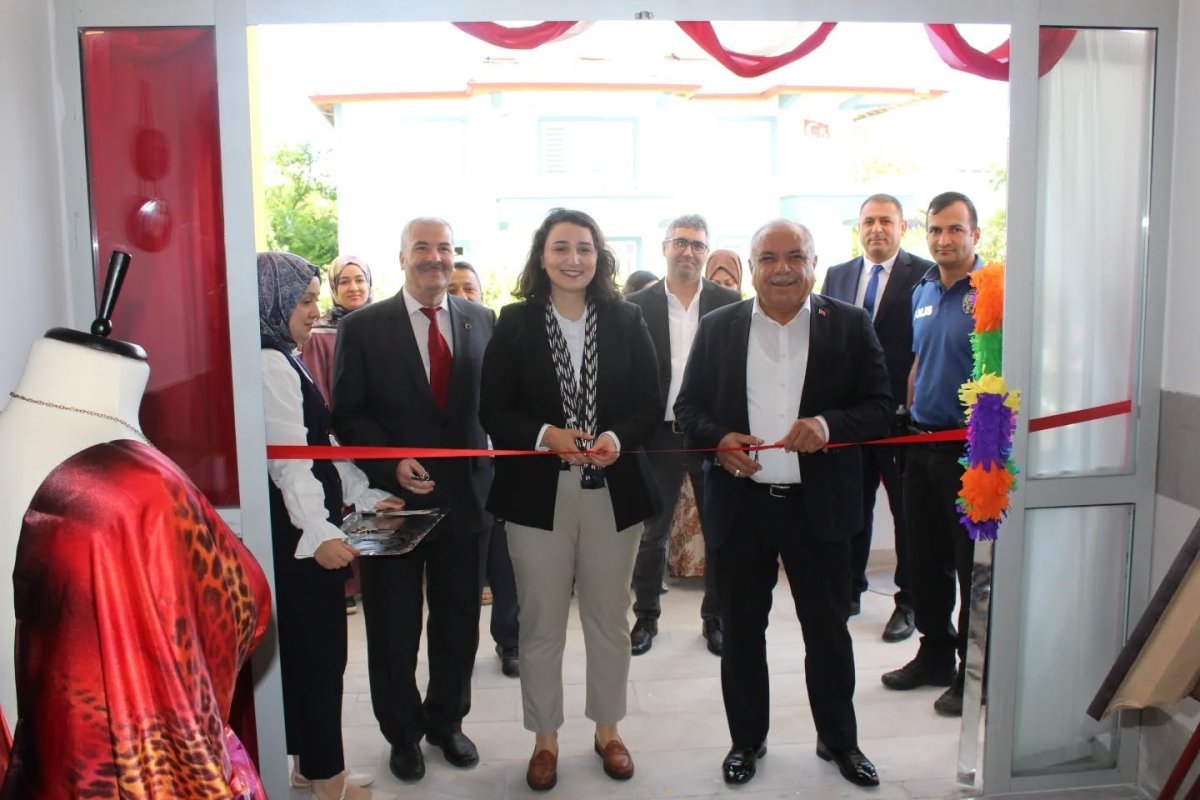 Dodurga’da El Emeği Göz Nuru Eserler Görücüye Çıktı: Yıl Sonu Sergisi Büyük Beğeni Topladı
