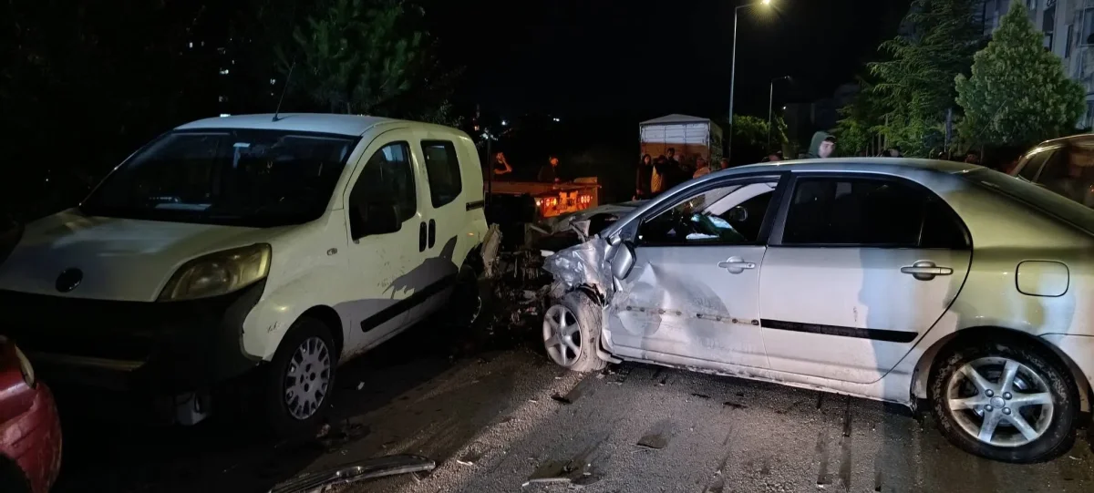 Savaş Alanı Gibi Kaza: Park Halindeki Araçları Biçip Kaçtı