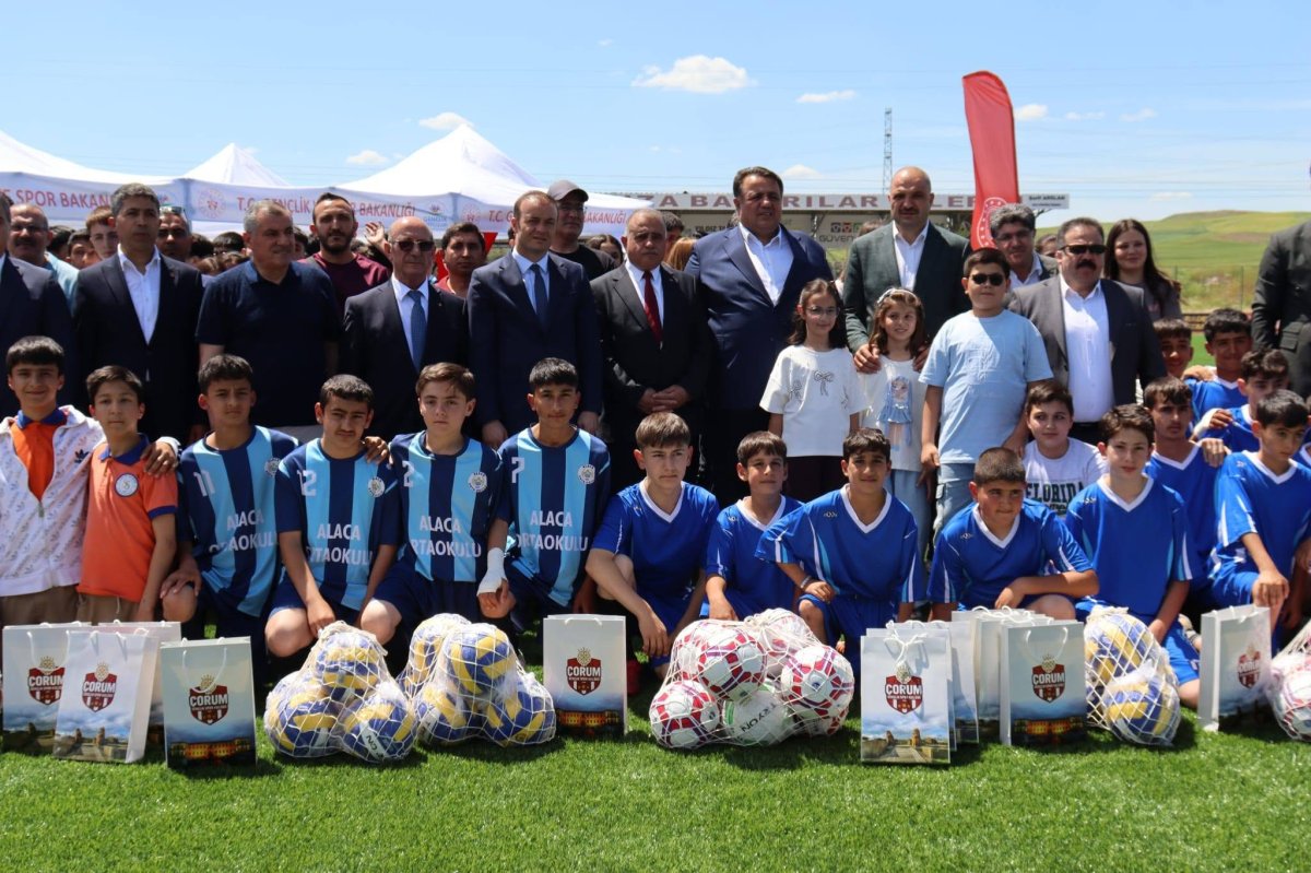 Yenilenen Alaca Şehir Stadyumu'nda Öğrencilere Spor Malzemesi Desteği
