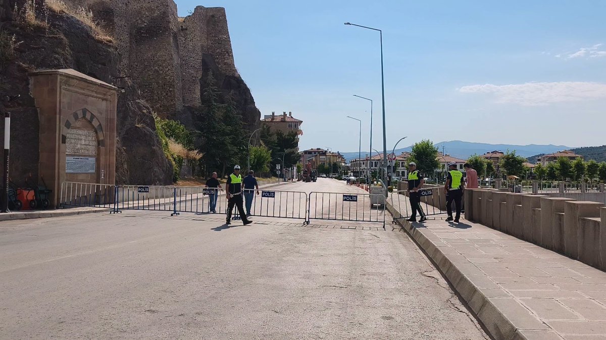 Kandiber Kalesi Çevresinde Yıkım Hazırlıkları Tamamlandı: Çorum Caddesi Trafiğe Kapatıldı