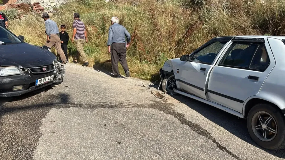 Alaca'da Trafik Kazası: İki Otomobil Kafa Kafaya Çarpıştı, 1 Yaralı