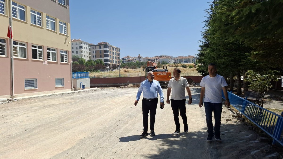 Müdür Çağlar'dan Yenilenen Okul Bahçelerine Yakın Takip