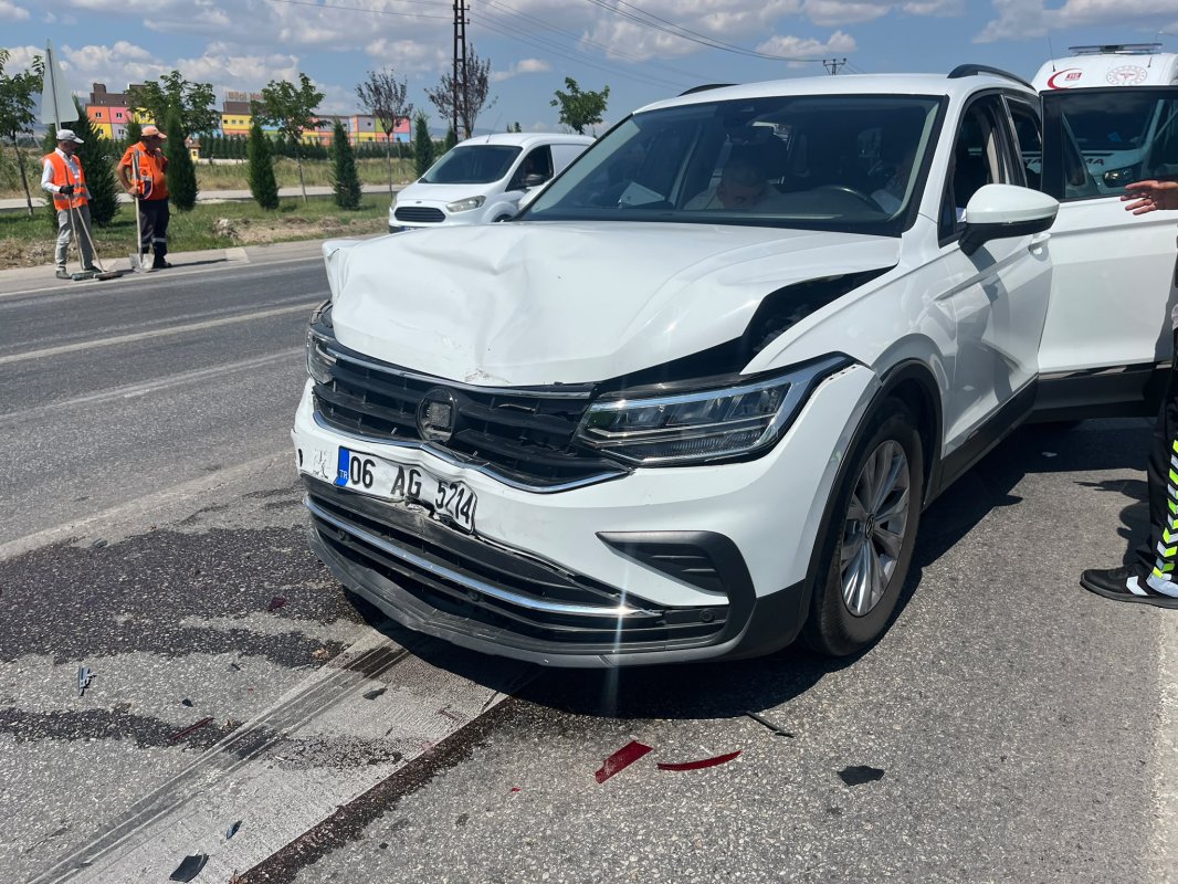Toptancılar Kavşağında Trafik Kazası: Kırmızı Işıkta Bekleyen Araca Arkadan Çarptı