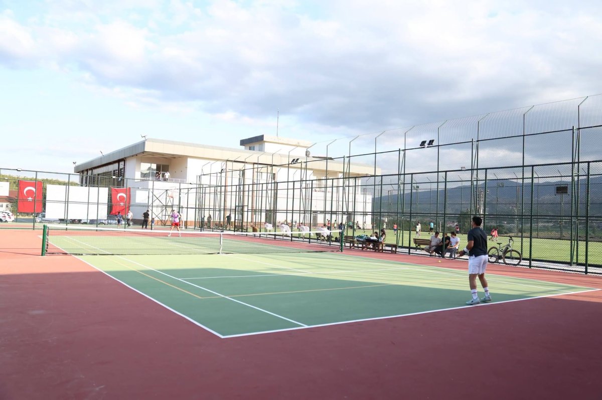 Osmancık'ta Yeni Tenis Kortu Dostluk Maçıyla Hizmete Açıldı
