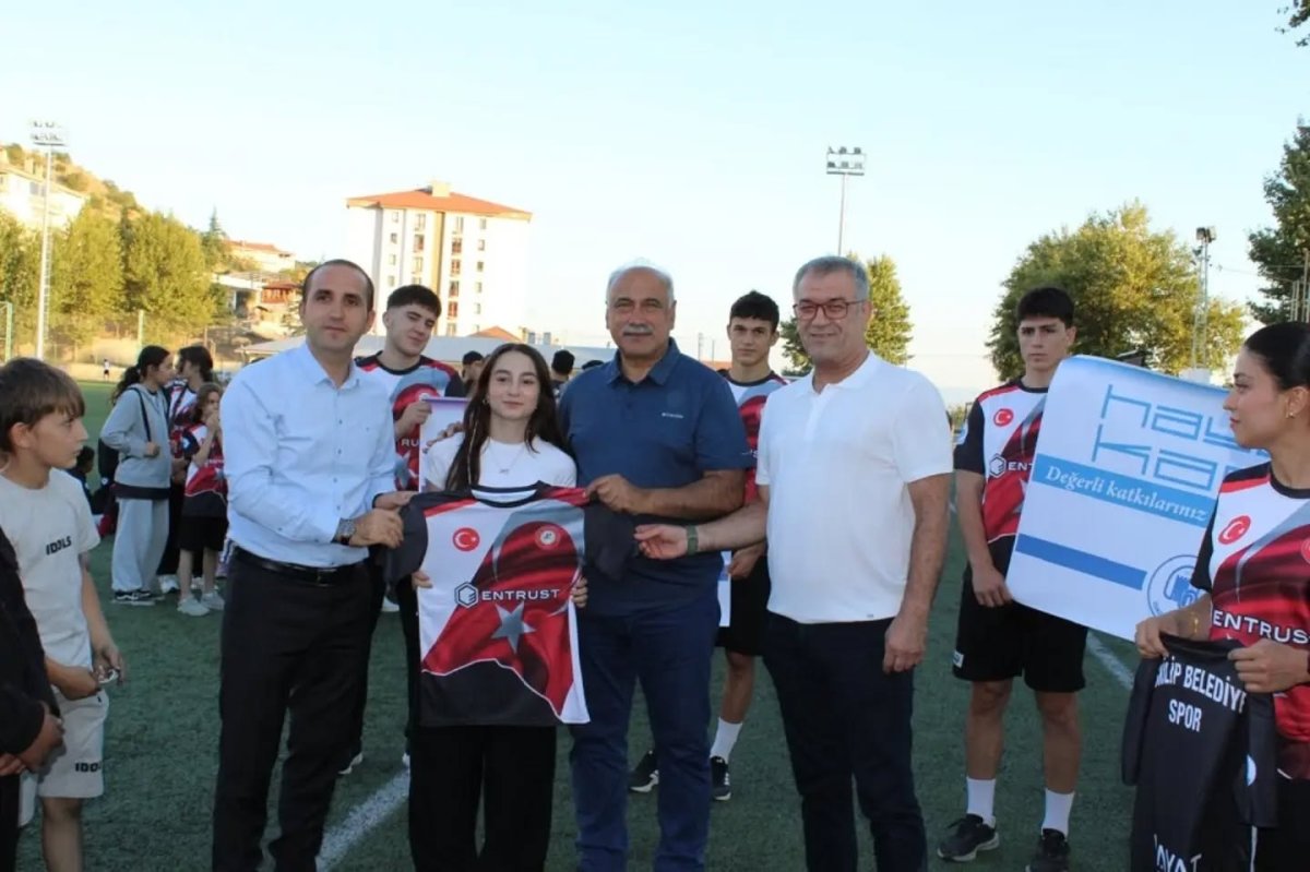 İskilip'te Yaz Spor Okullarına Katılan 668 Öğrenciye Forma Hediye Edildi