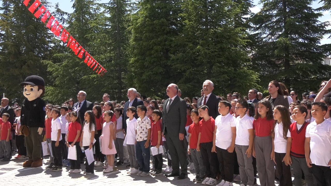 83 Bin 402 Öğrenci Karne Heyecanı Yaşadı
