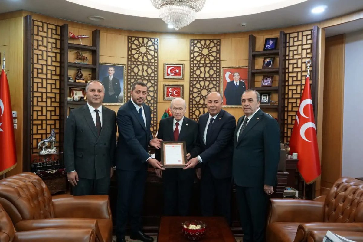 MHP Çorum Teşkilatından Bahçeli'ye Ziyaret: İlçelerin Tapuları Ve Dev Projeler Sunuldu