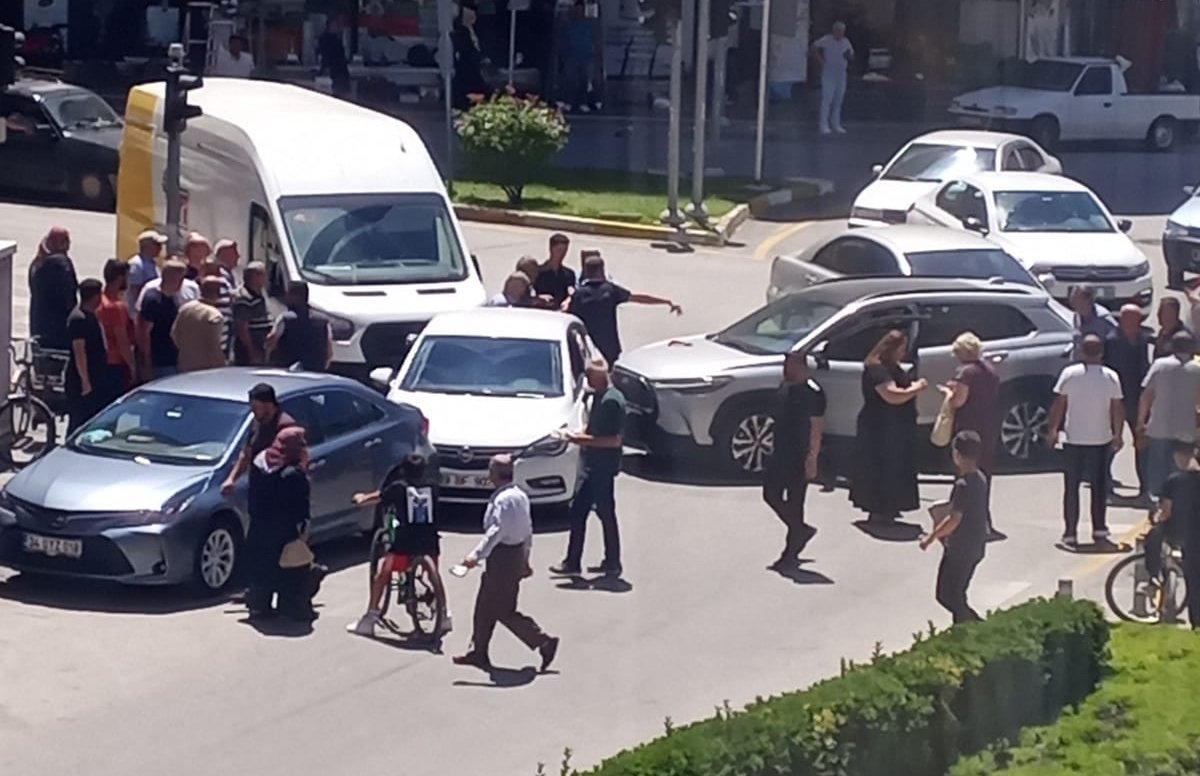 Yazı Çarşı Kavşağı'nda Kırmızı Işık İhlali Kaza Getirdi