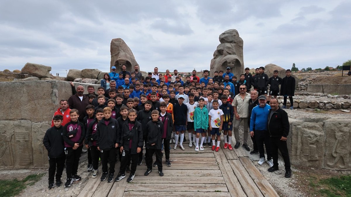 Hitit Cup Sporla Tarihi Buluşturdu: Minik Futbolcular Alacahöyük'ü Keşfetti