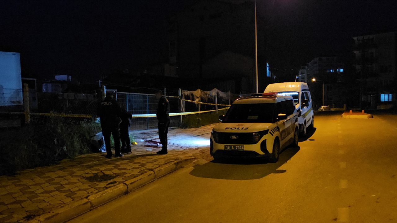 Cadde Ortasında Bıçaklı Dehşet! 18 Yaşındaki Genç Yaralandı