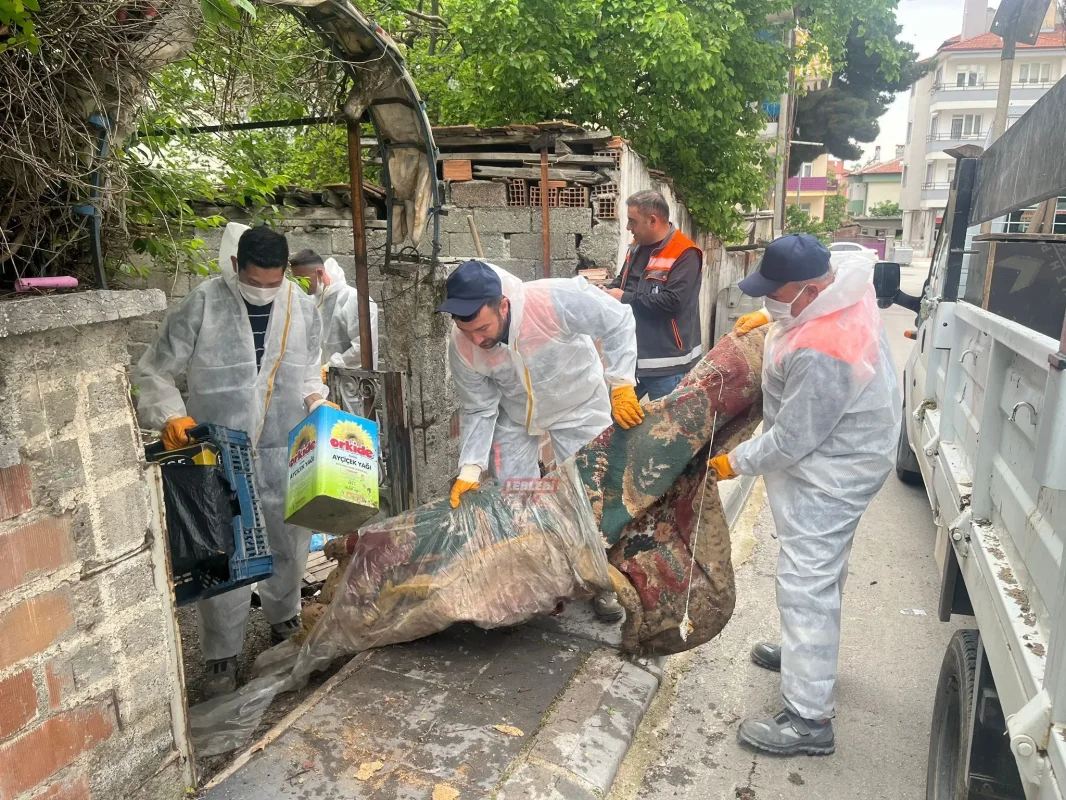 Çöp Ev Operasyonu: Kamyonetler Dolusu Çöp Tahliye Edildi