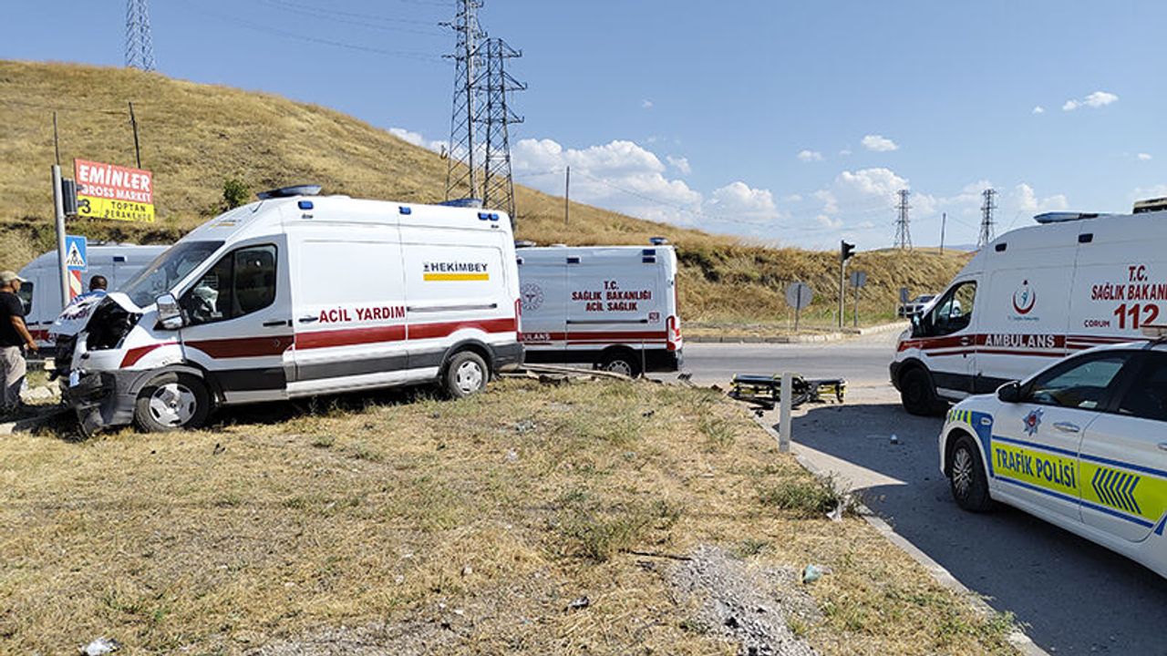 Çorum'da Ambulans İle Pikabın Çarpışması Sonucu 5 Kişi Yaralandı