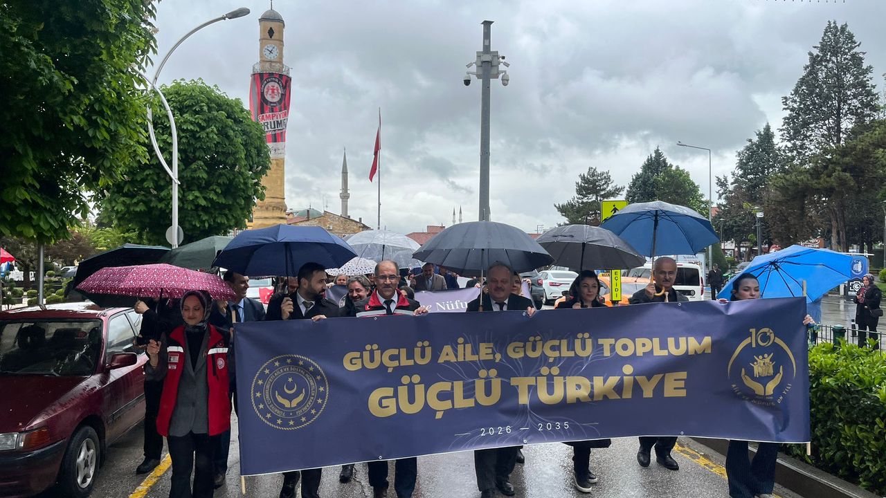 Çorum’da Yağmura Rağmen “Aile Haftası” Yürüyüşü