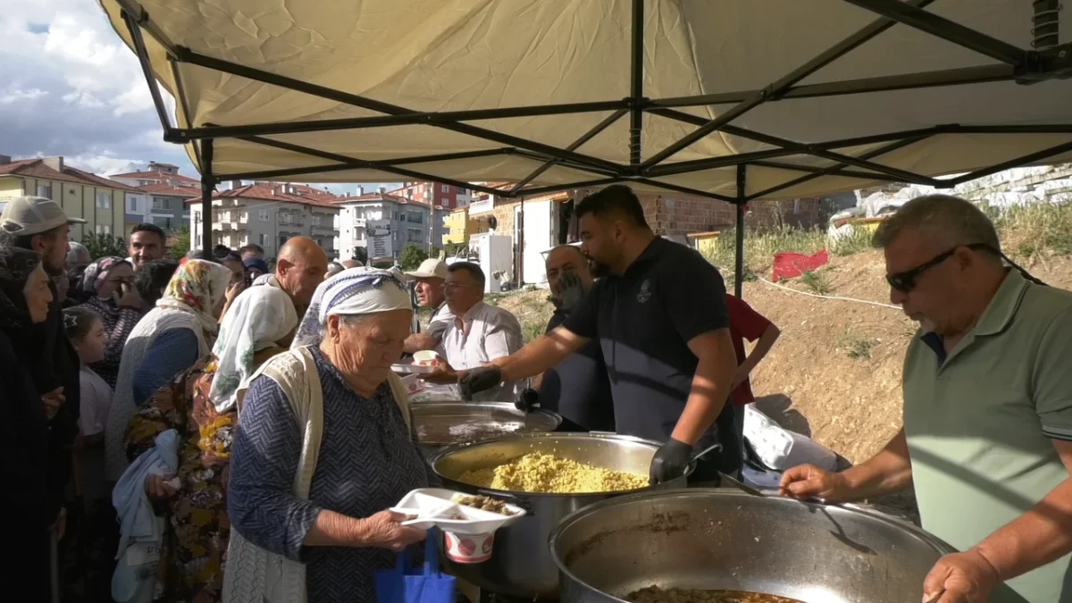 Aşure Lokması Paylaşıldı: 