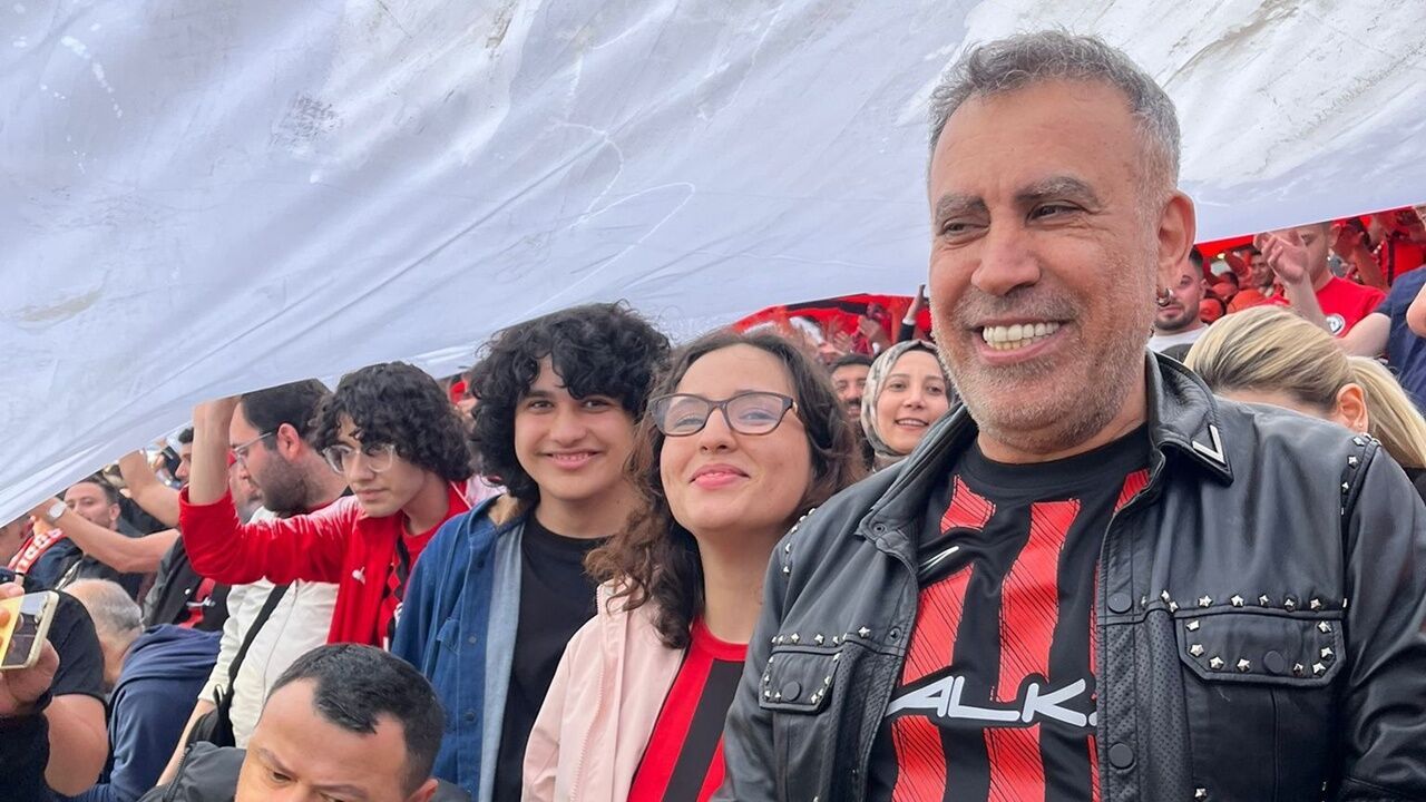 Haluk Levent Kırmızı-Siyah Formasıyla Çorum FK’ya Destek Verdi