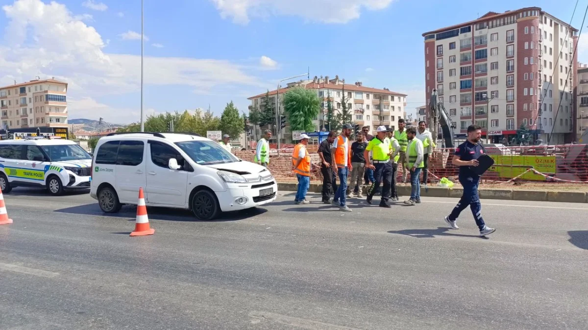 İlim Yayma Kavşağı'nda Kaza: Yolun Karşısına Geçmeye Çalışan İşçi Yaralandı