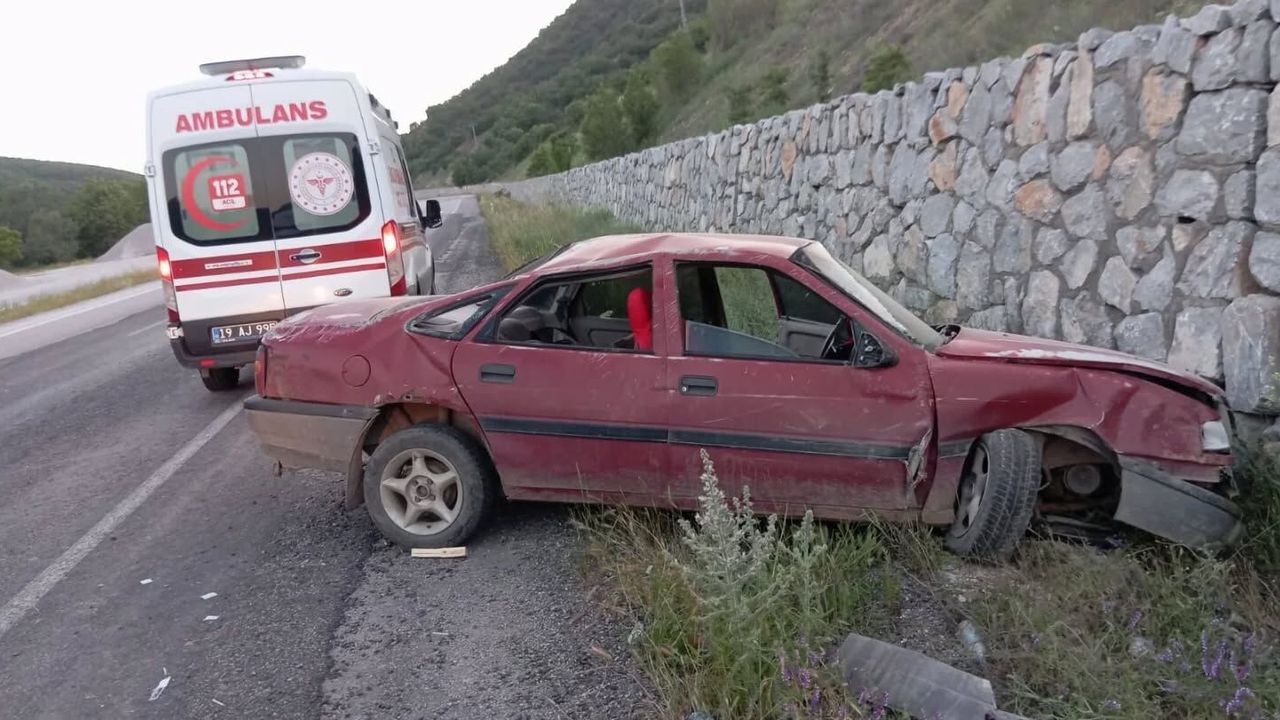 Kontrolden Çıkan Otomobil İstinat Duvarına Çarptı: 2 Yaralı