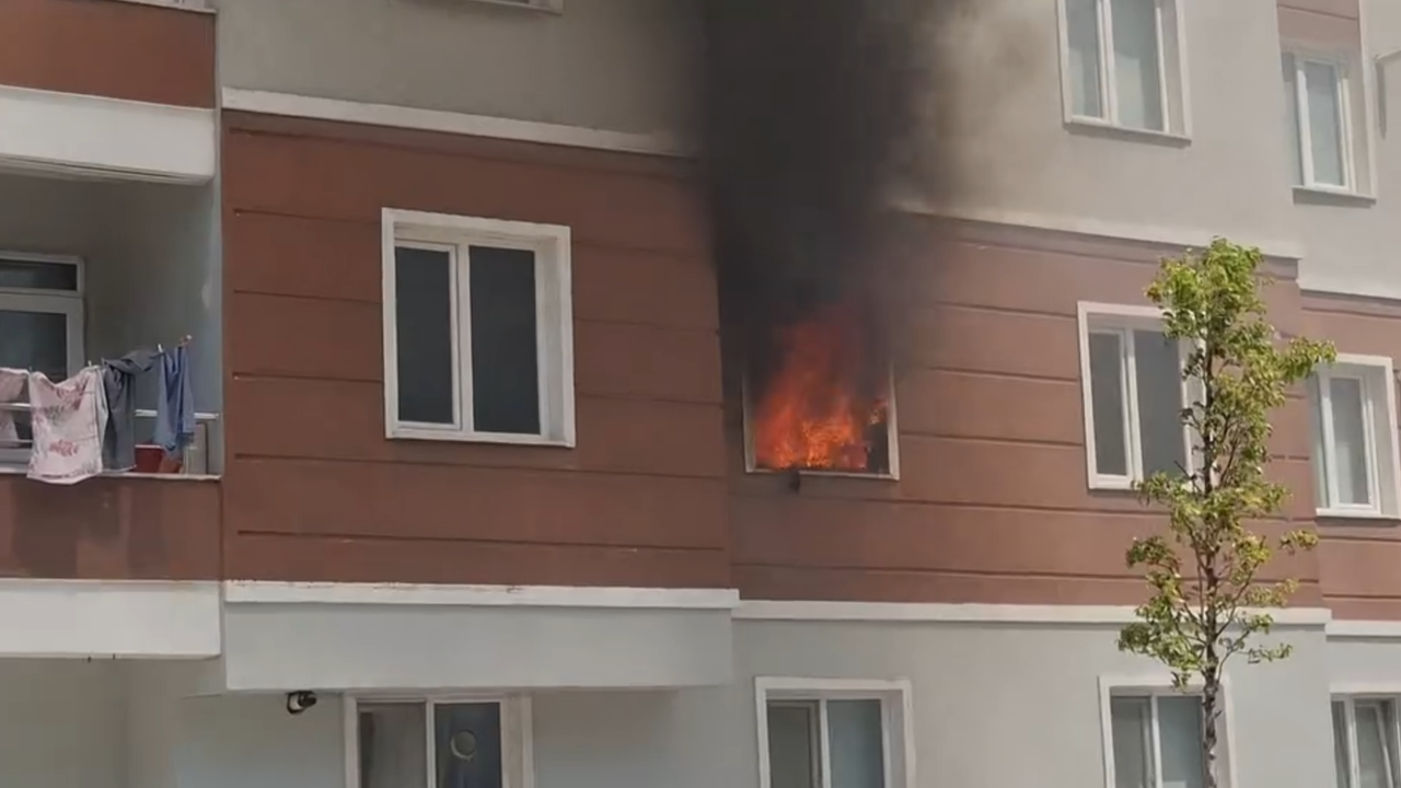Korkutan Yangın Panik Yarattı: Apartmanda Mahsur Kalanlar İçin Zamana Karşı Yarış