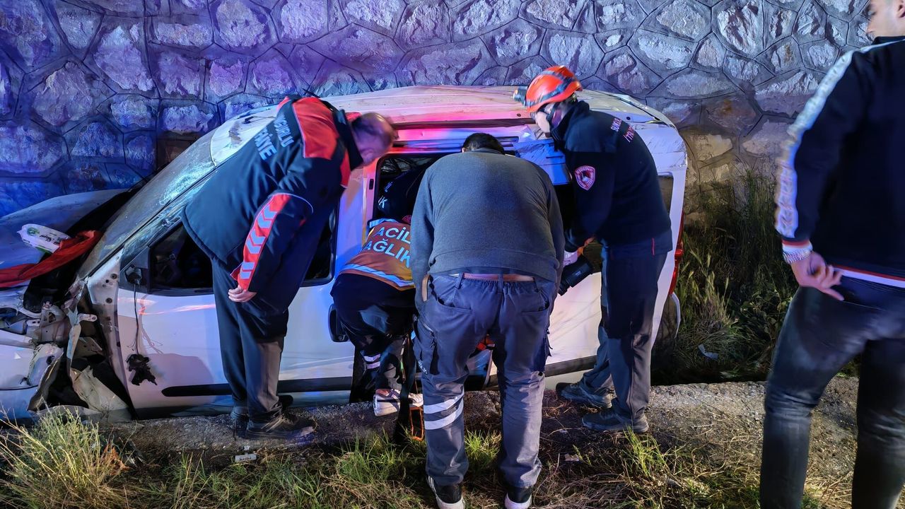 Otomobil İstinat Duvarından Uçtu: 2 Yaralı