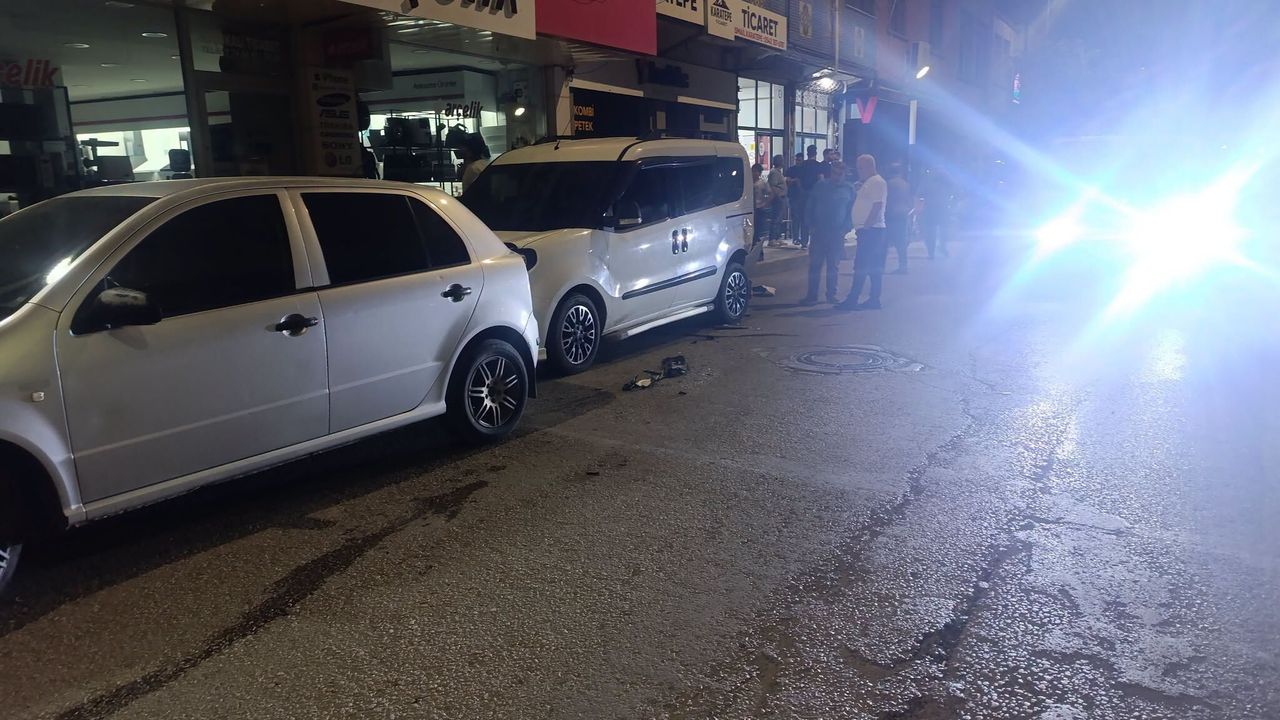 Park Halindeki Araca Çarpıp Kaçtı! Polis Peşine Düştü
