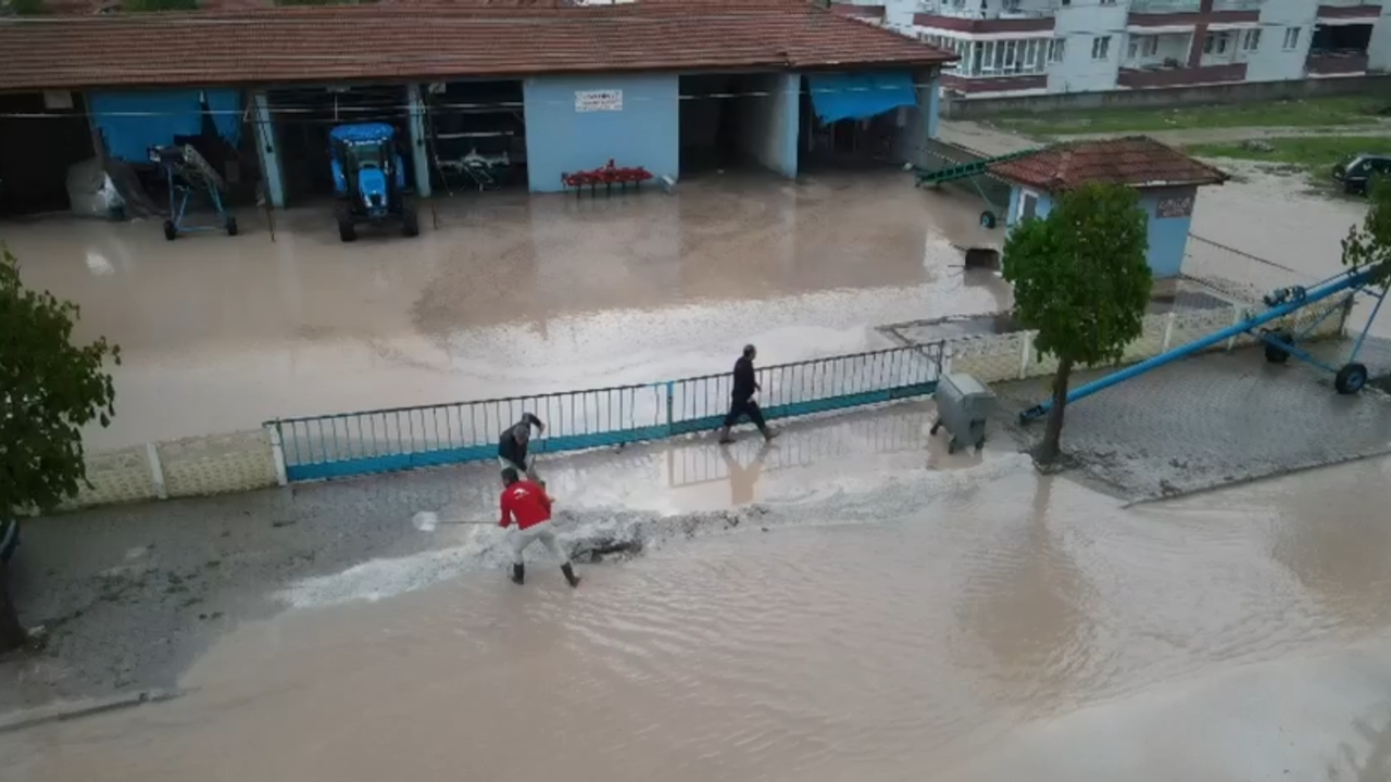 Sağanak Hayatı Felç Etti: Cadde ve Sokaklar Göle Döndü