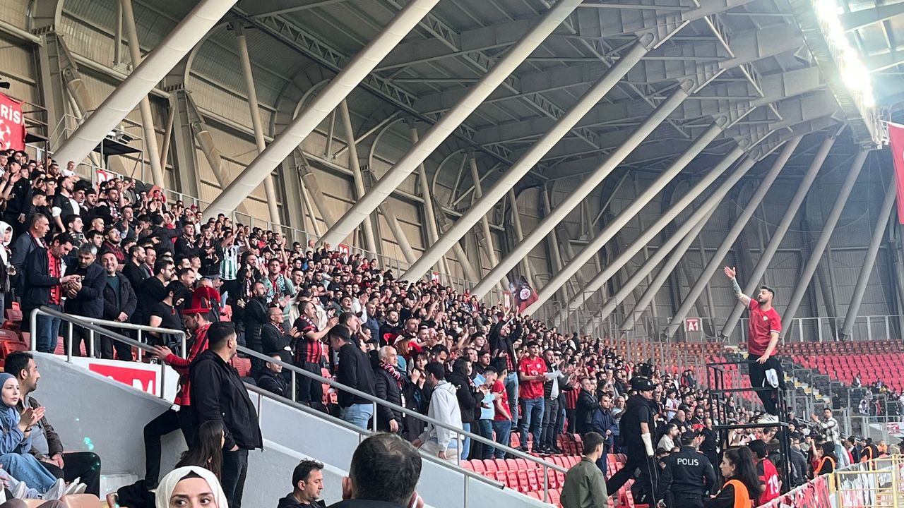Stadyum Tıklım Tıklım, Heyecan Dorukta!