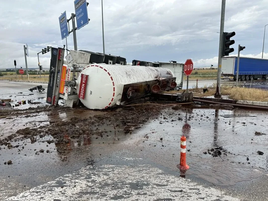 Alaca'da Tır İle Tanker Çarpıştı: 2 Yaralı