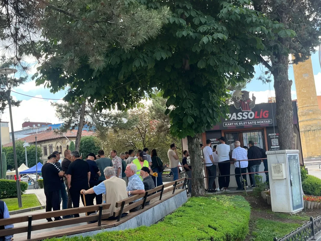 Arca Çorum Fk Taraftarından Kombineye Yoğun İlgi: Hürriyet Parkı'nda Uzun Kuyruklar