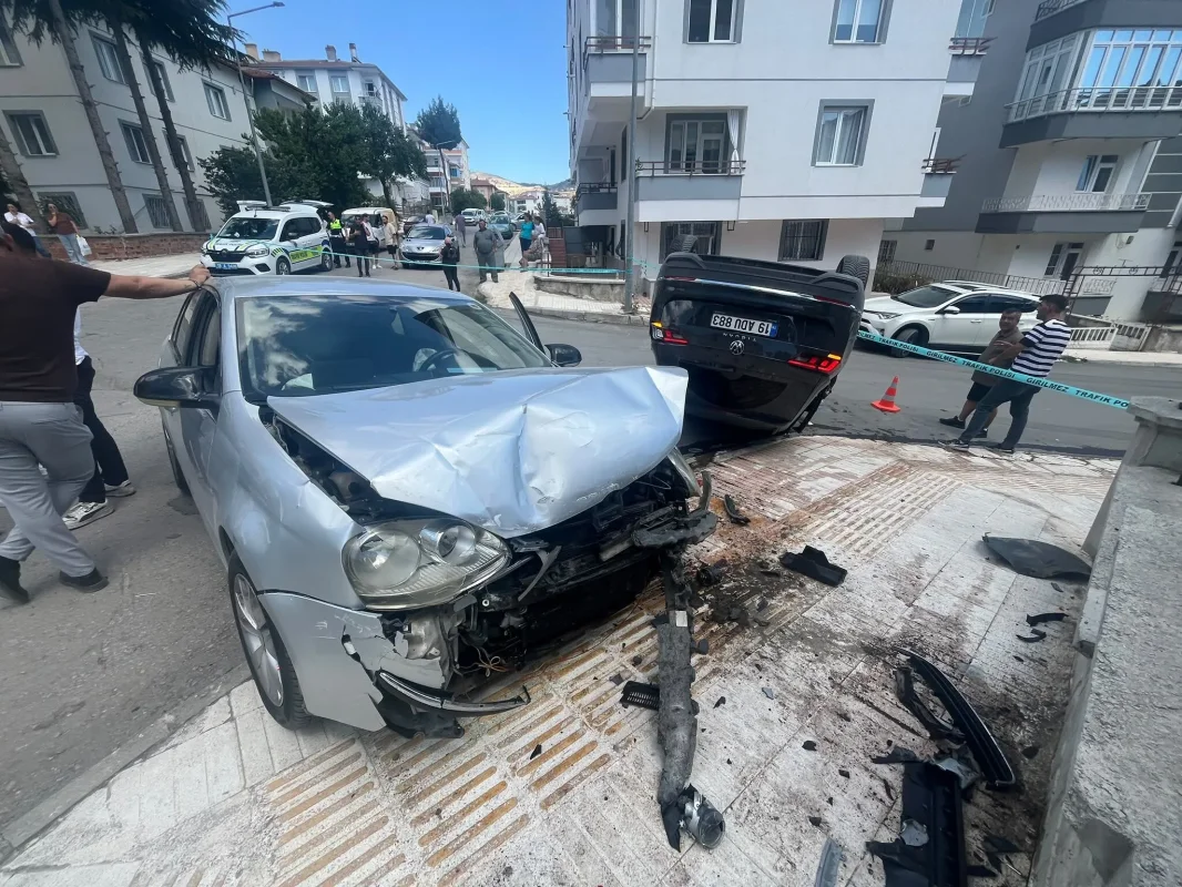 Takla Atan Otomobilde Can Pazarı: 2 Yaralı