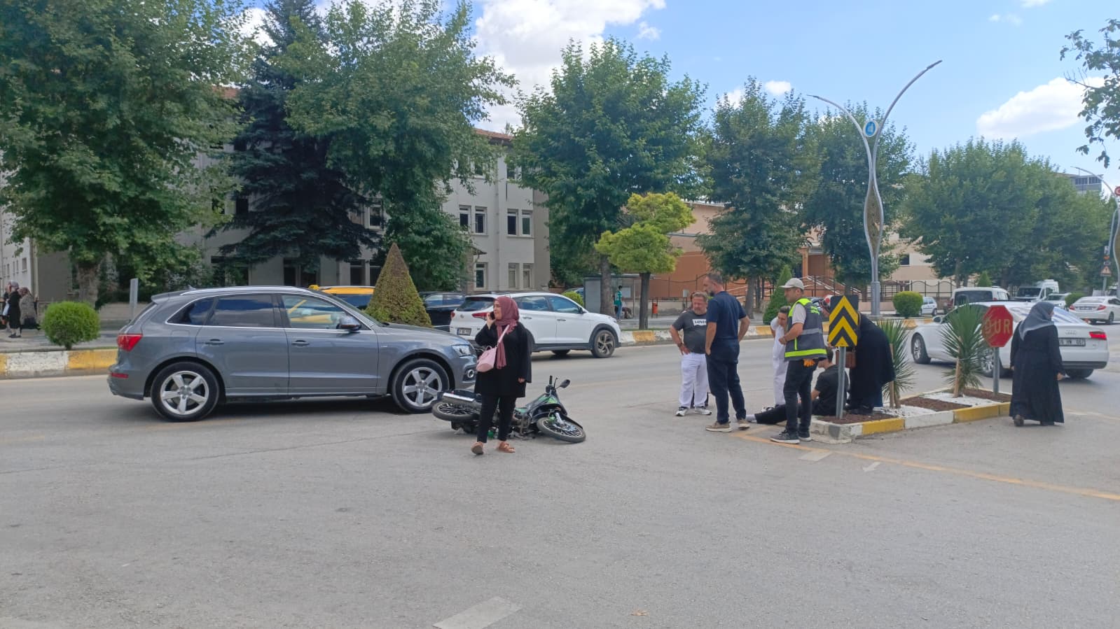 Otomobil İle Motosiklet Çarpıştı: 17 Yaşındaki Genç Yaralandı