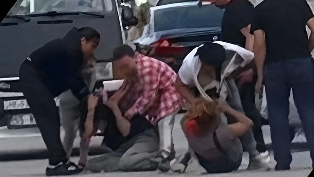 HURDA TOPLAYAN İKİ KADIN SOKAK ORTASINDA DÖVÜLDÜ