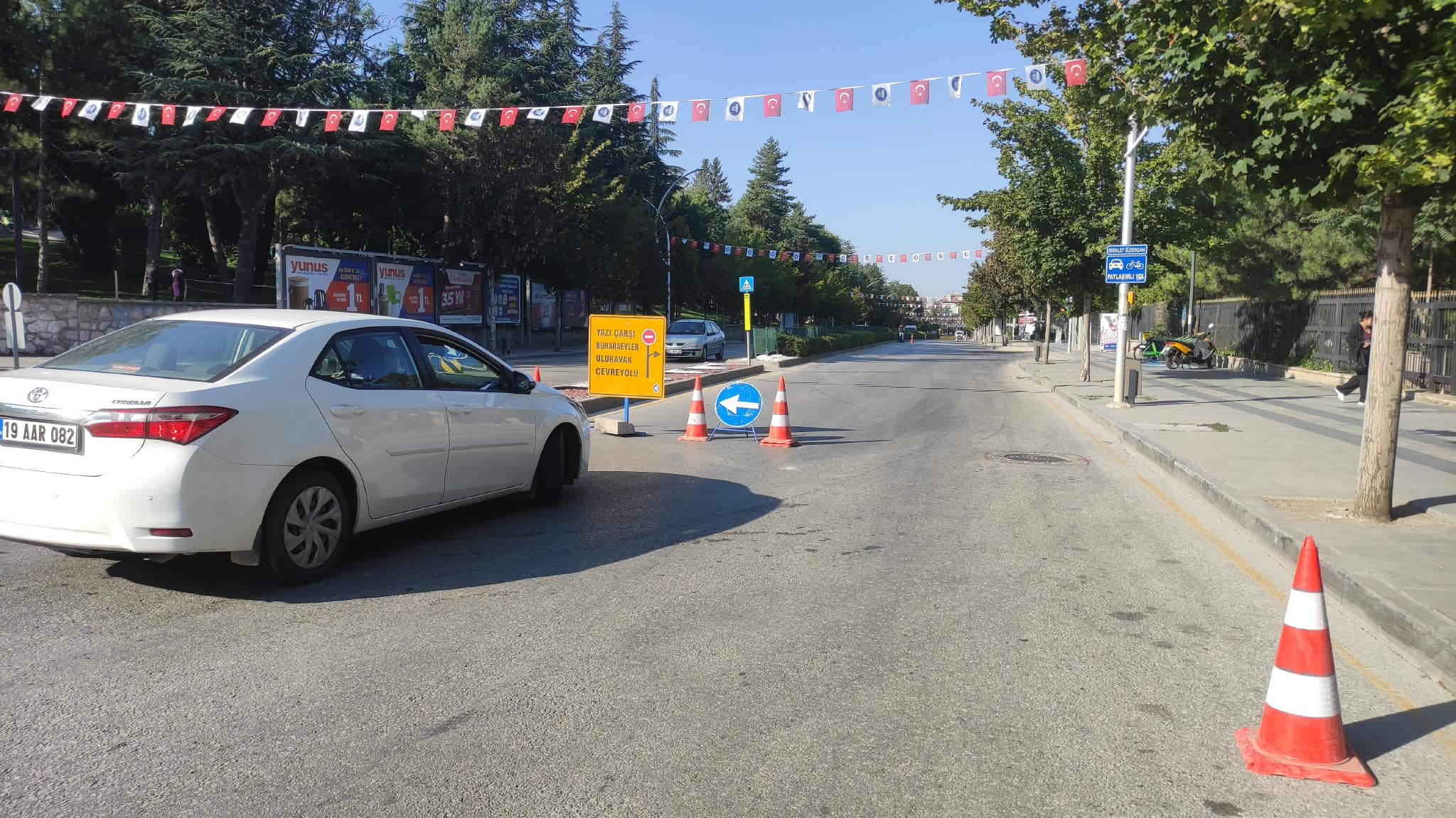 GAZİ CADDESİ'NDE ASFALT MESAİSİ: TRAFİK TEK YÖNLÜ SAĞLANIYOR
