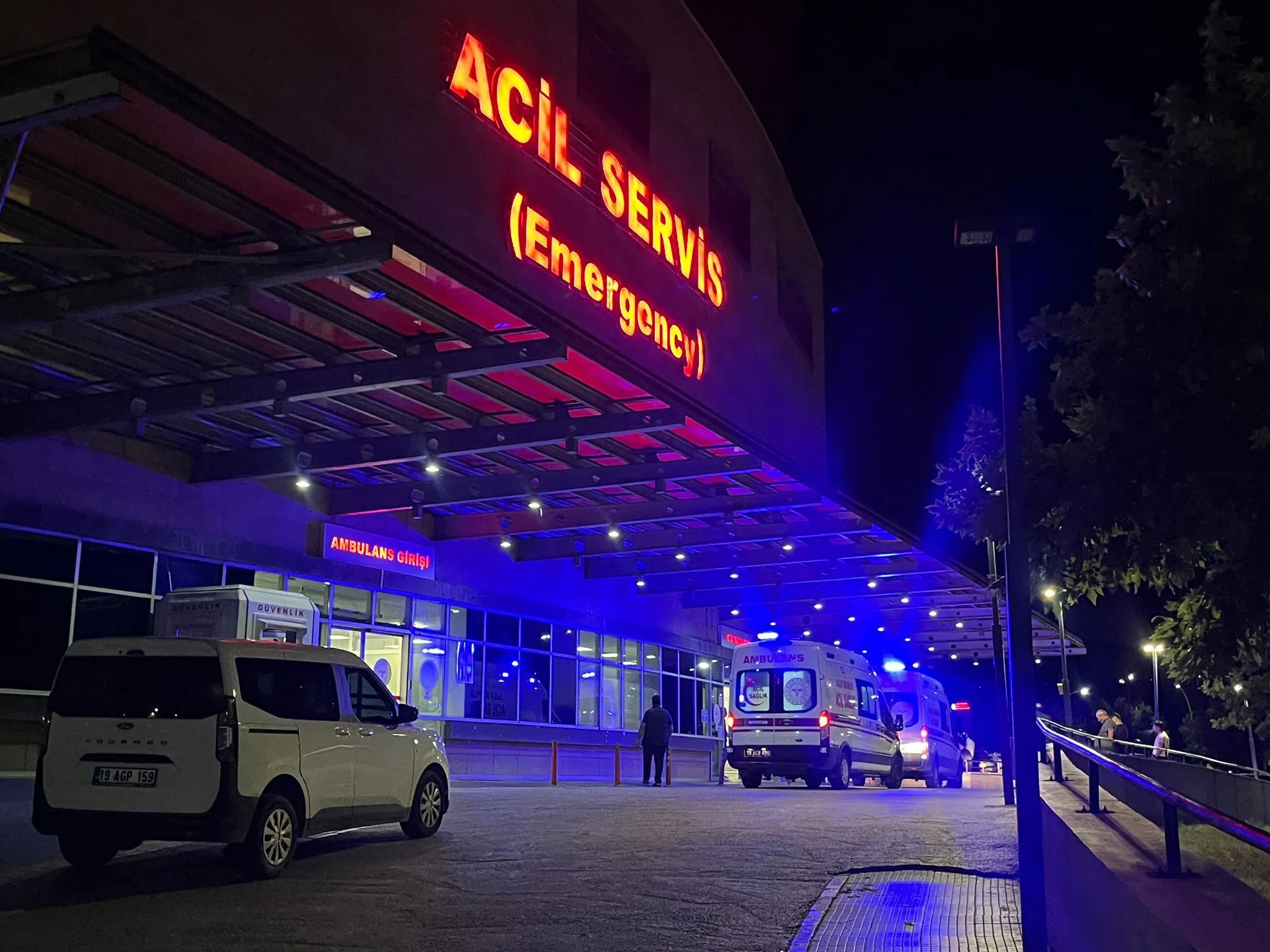 DÜĞÜN YEMEĞİNDEN ZEHİRLENME ŞÜPHESİ: 50 KİŞİ HASTANELİK OLDU
