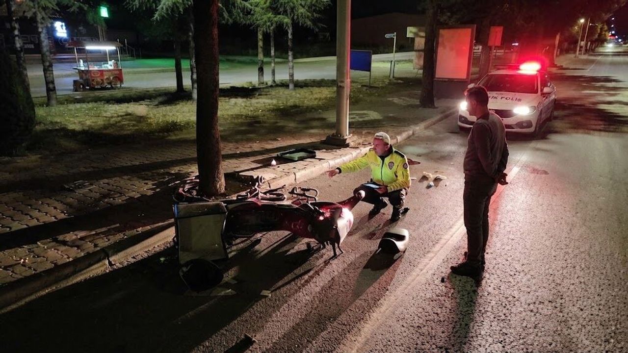 Kaldırıma Çarpan Motorlu Kurye Ağır Yaralandı