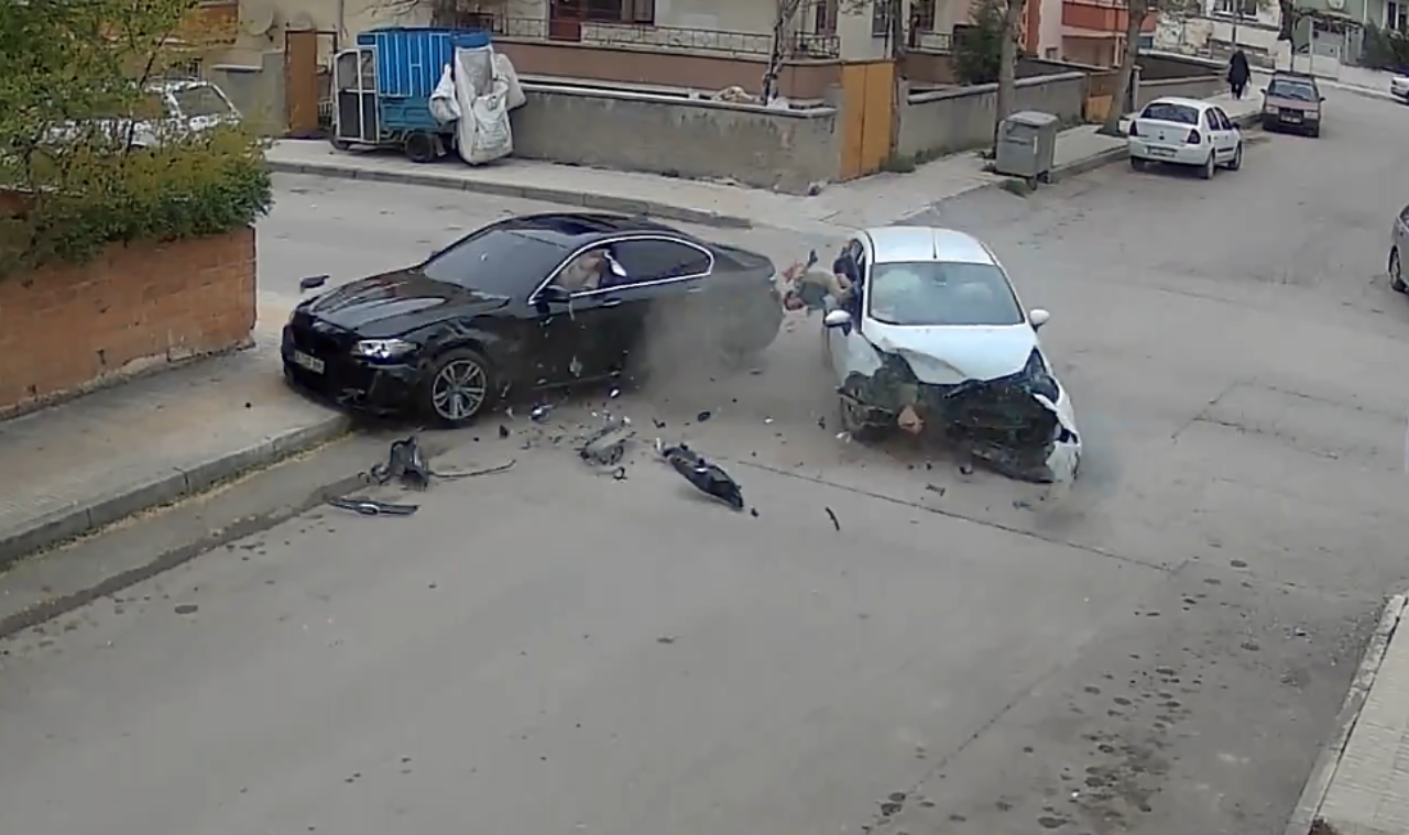 KORKUTAN KAVŞAK: TEKCEVİZ 17. SOKAK'TA KAZALARIN ARDI ARKASI KESİLMİYOR