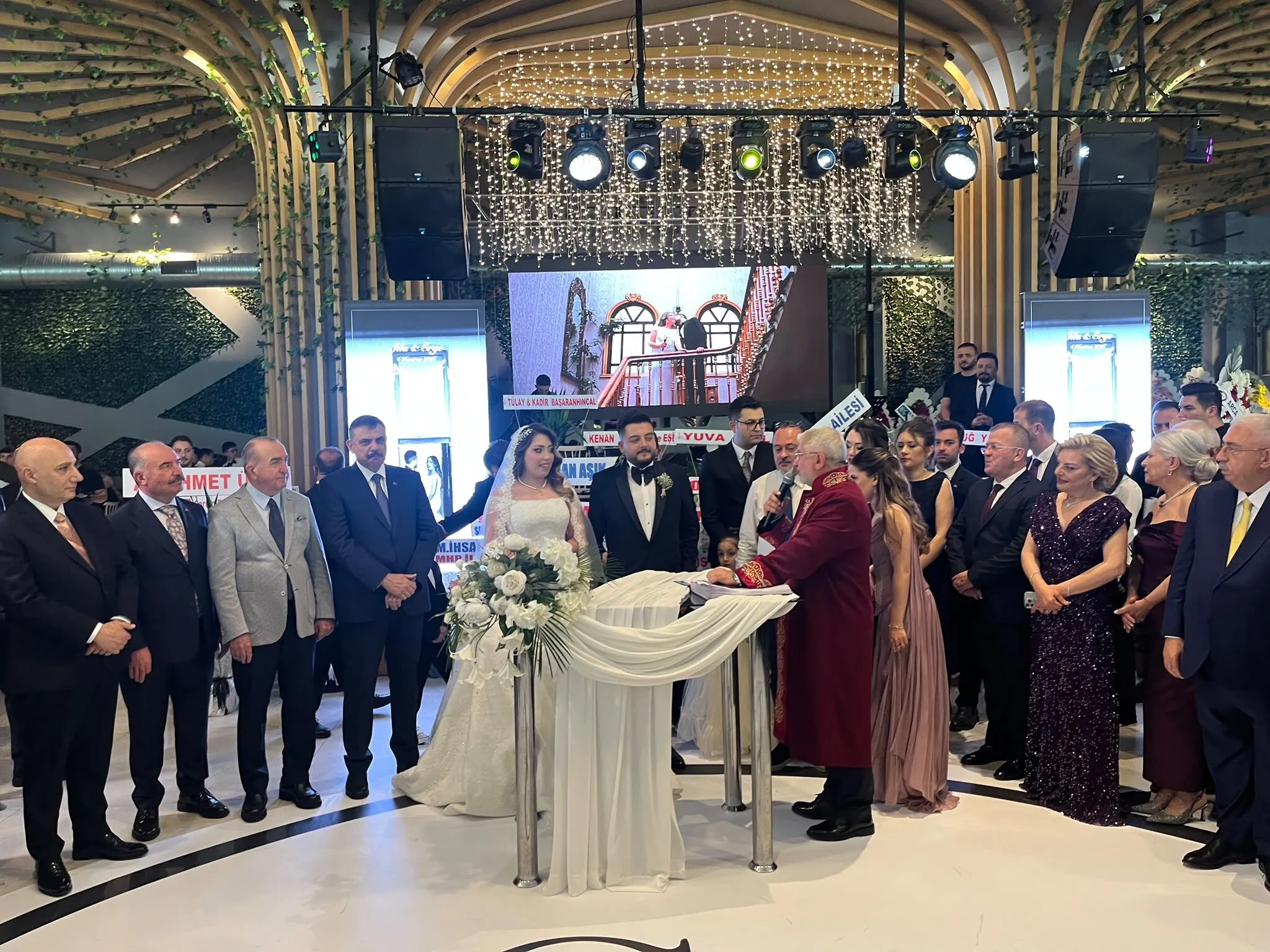 TÜM GÖZLER ORDAYDI, HERKESİ BİR ARAYA GETİREN DÜĞÜN!