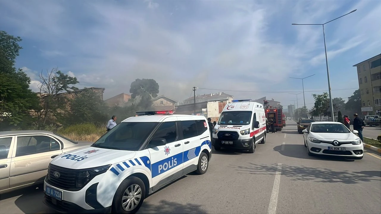 BOŞ EVDE ÇIKAN YANGIN MAHALLELİYİ SOKAĞA DÖKTÜ