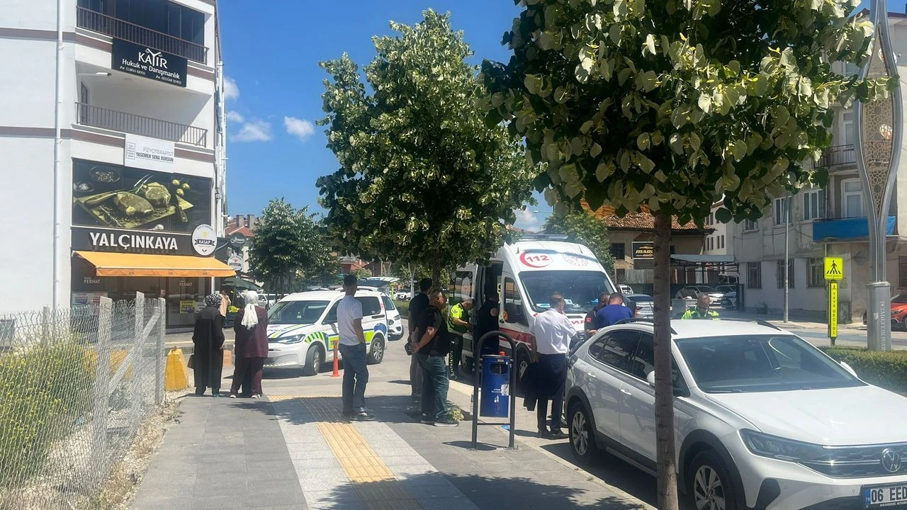 MOTOSİKLET YAYAYA ÇARPTI: 1 YARALI