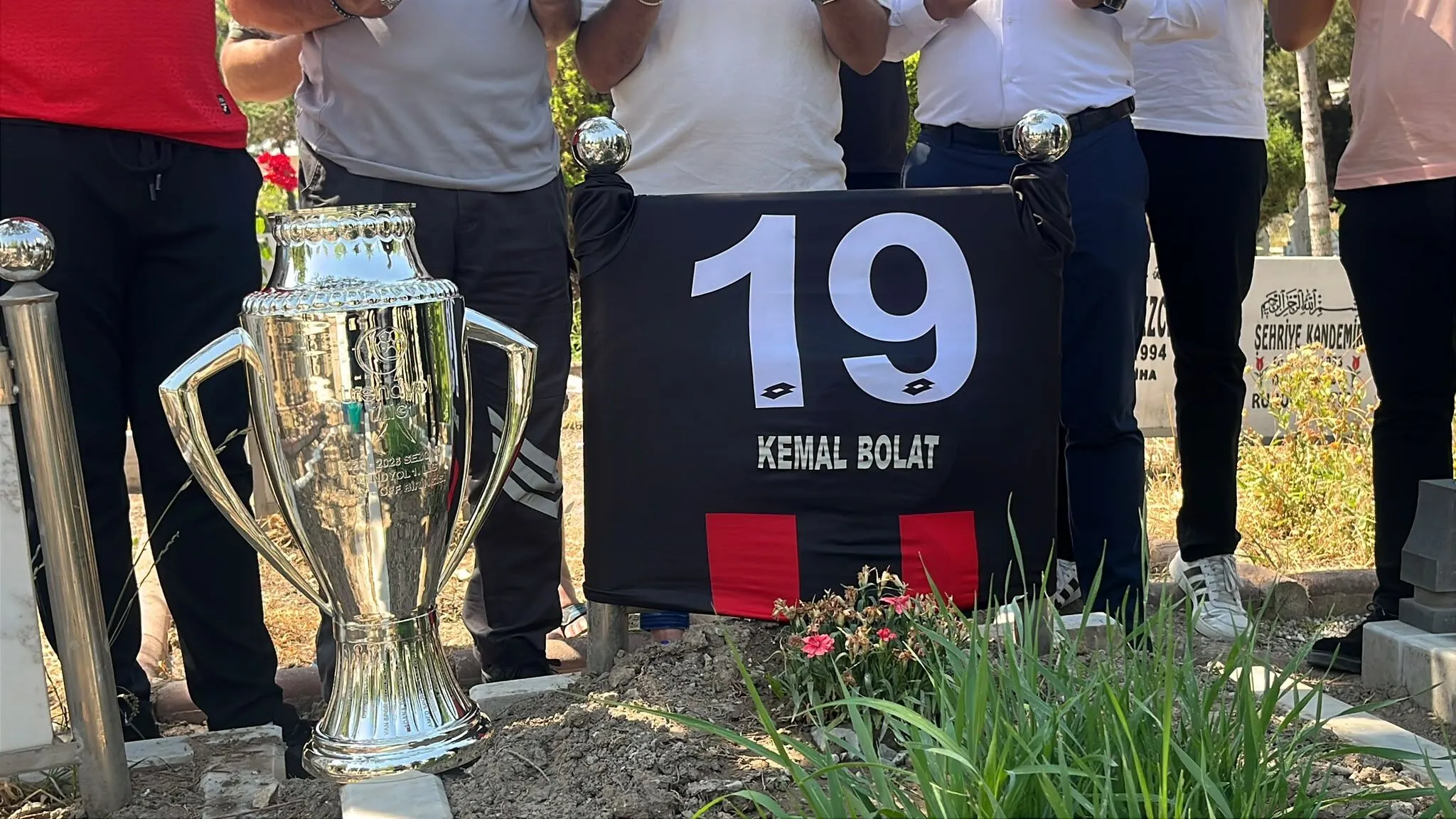 ÇORUM FUTBOLUNDA BÜYÜK VEFA: ŞAMPİYONLUK KUPASI UNUTULMAZ SPİKER KEMAL BOLAT'IN KABRİNDE