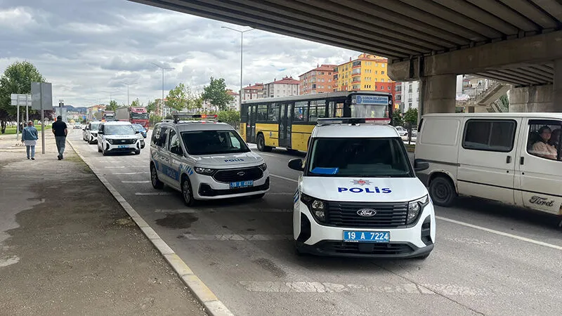 Genç Kız Kendisini Köprüden Attı