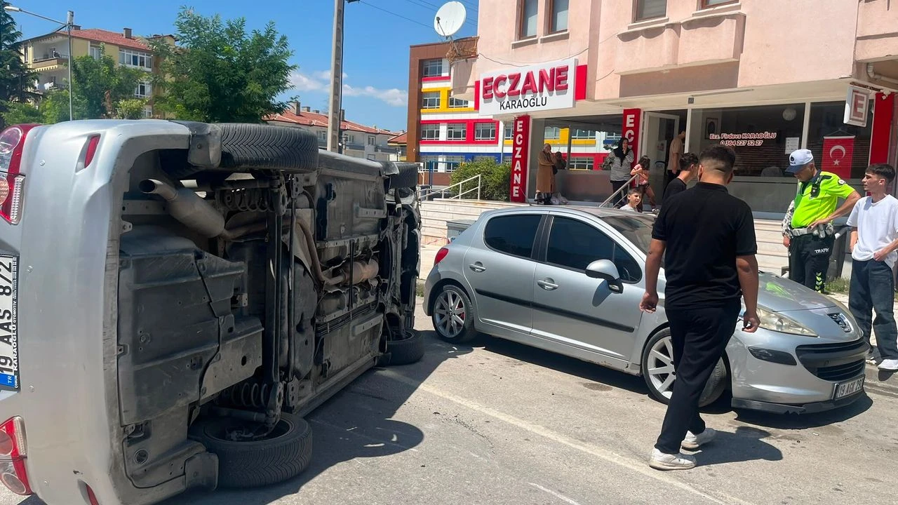 Park Halindeki Araca Çarpıp Devrildi