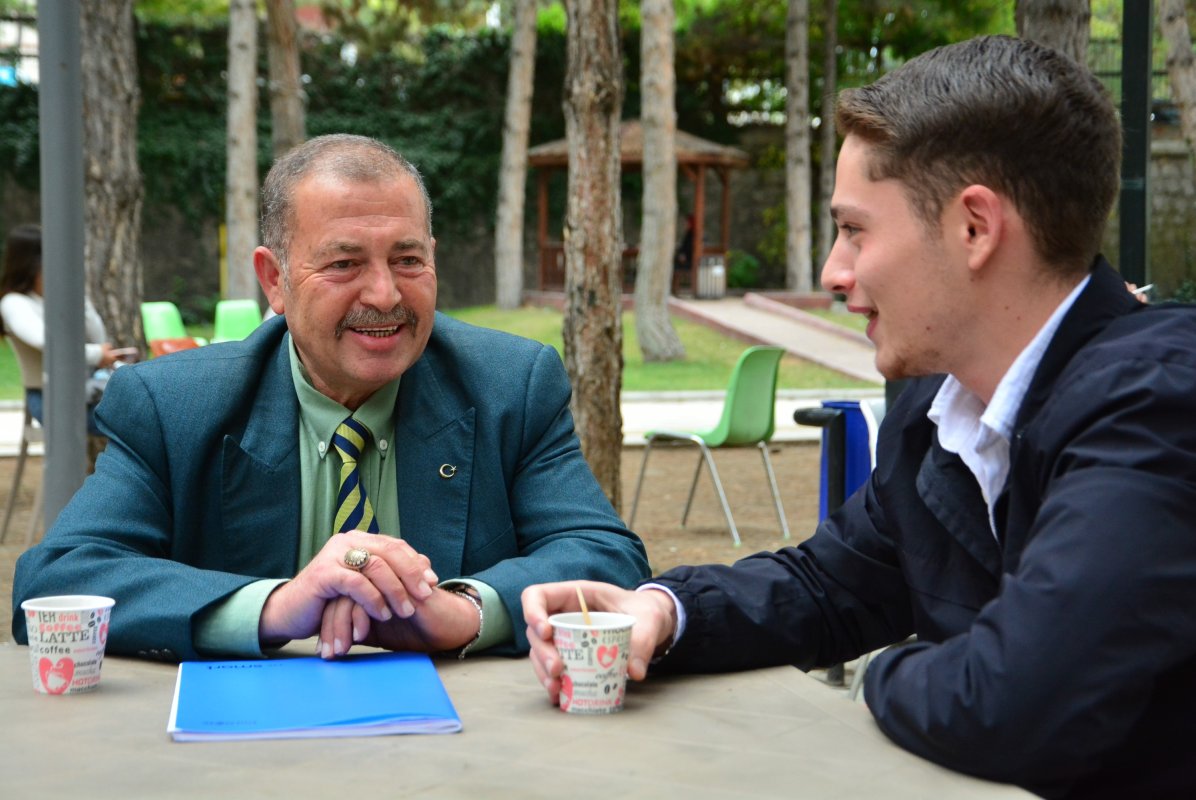 Okumanın Yaşı Yok: 57 Yaşındaki Baba, Oğluyla Aynı Üniversitede Öğrenci Oldu