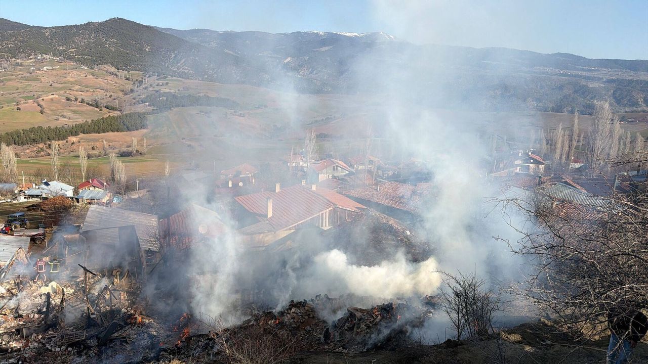 2 Ev, Ahır ve Tarım Aletleri Küle Döndü