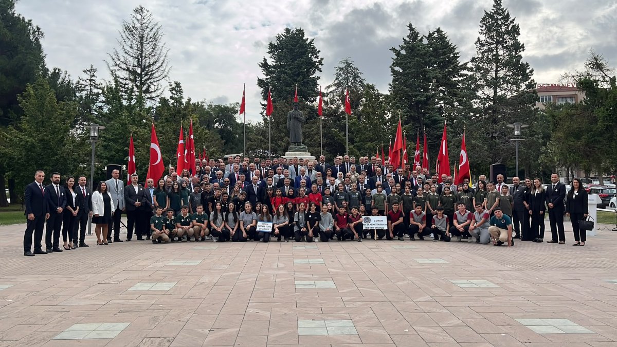 Çorum'da İlköğretim Haftası Coşkusu: Atatürk Anıtı'nda Çelenk Töreni Düzenlendi