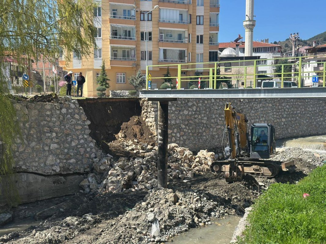 İskilip’te Yaya Köprüsü Güvenlik Nedeniyle Geçici Olarak Kapatıldı