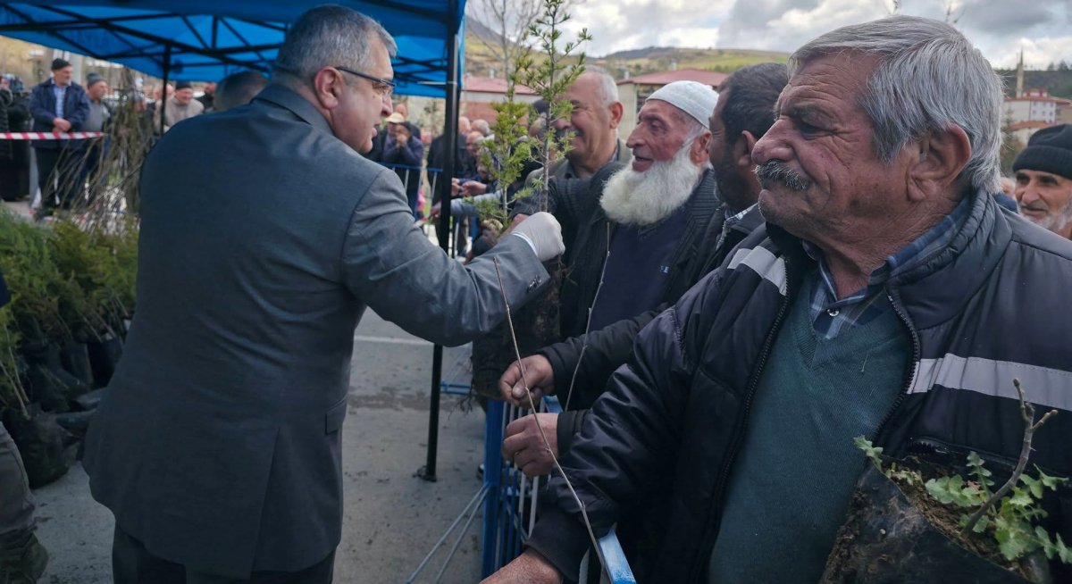 Bayat'ta Yeşile Yatırım: Yüzlerce Fidan Vatandaşlarla Buluştu