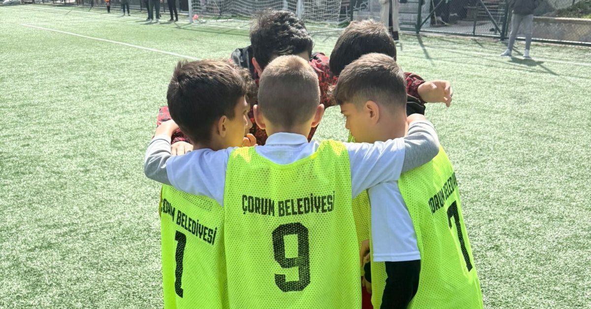 Miniklerden Yeşil Sahada Dostluk Şöleni