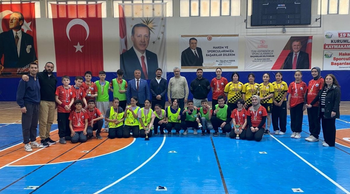 smancık'ta 23 Nisan Basketbol Turnuvası Coşkusu: Genç Yetenekler Ödüllerini Aldı